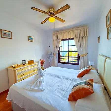 Magnificent Balcon With Sea And Pool View Коста-дель-Силенцио